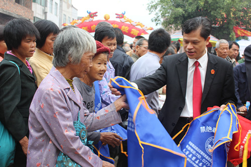天等县法院党组成员、副院长杨寿选(右一)在巡回普法