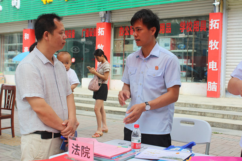 干警为群众解答法律问题