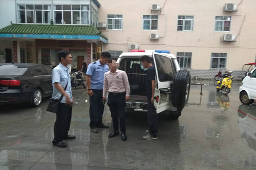 执行干警对被执行人王某采取拘留强制措施