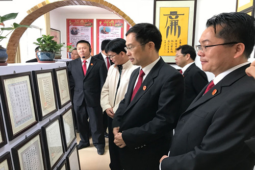 崇左市中院梁月奎院长(左前2)在参观廉政文化室