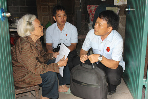 李成航法官(右一)下乡送达